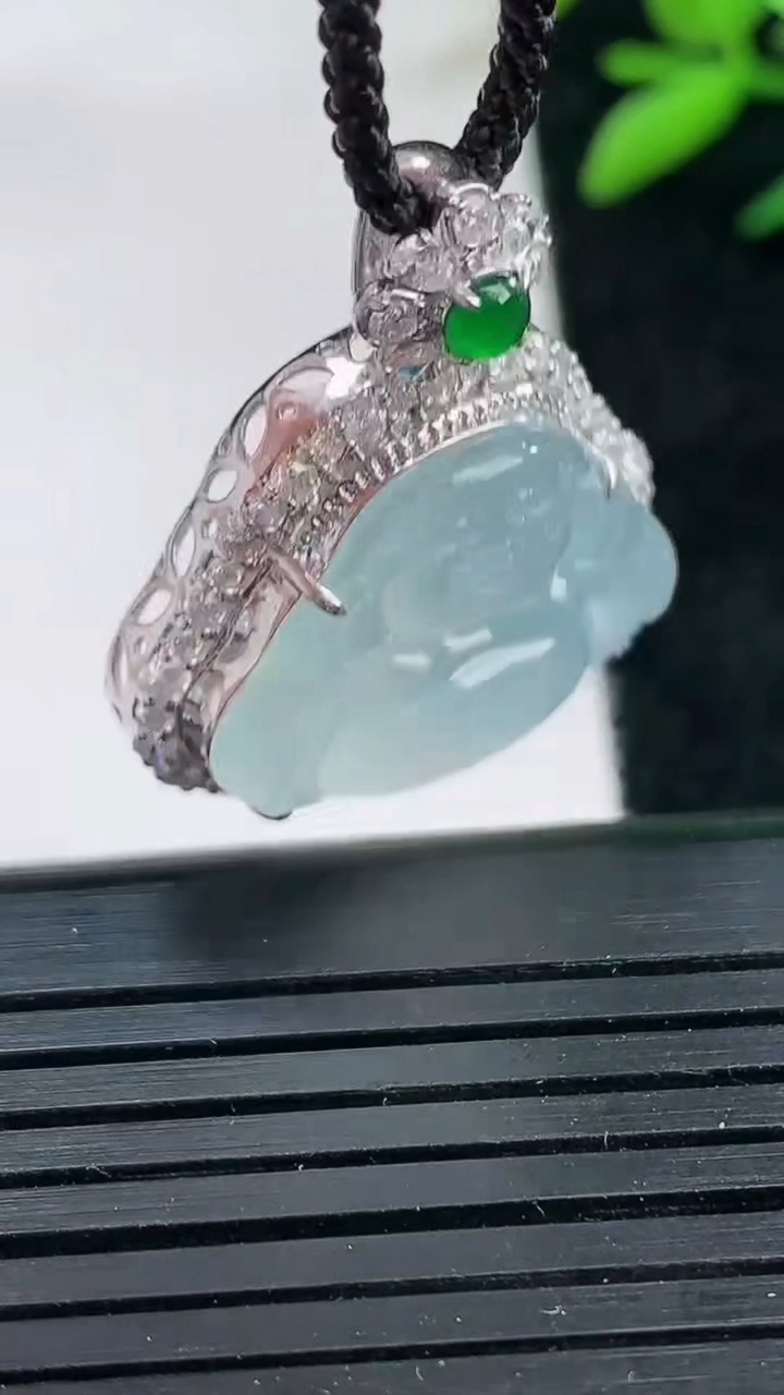 天然A货翡翠种白冰佛公吊坠尺寸28.7-24.3-9裸石15.5-20.8重量:5.88g
3月25日