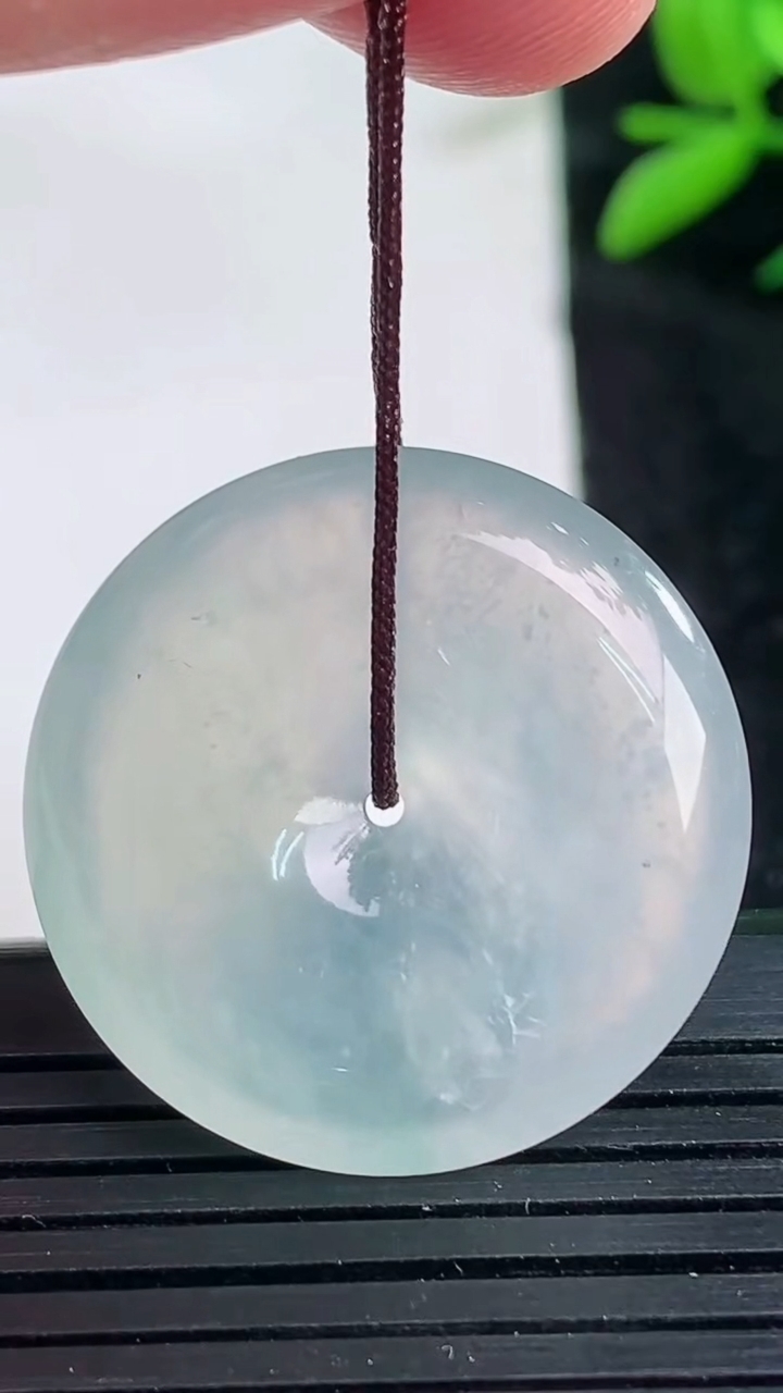 天然A货翡翠种飘花平安扣吊坠尺寸26.1-5.8重量:8.69g
3月25日