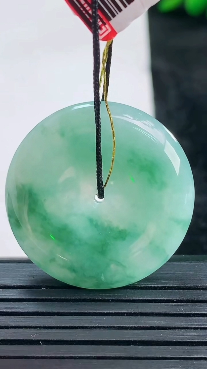 天然A货翡翠飘花平安扣吊坠尺寸29.8-5.4重量:10.40g
3月25日