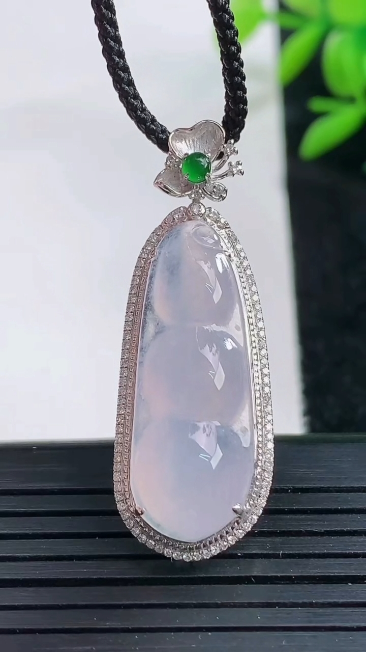 天然A货翡翠种白冰福豆吊坠尺寸37.7-13.9-8.8裸石27.5-10.3重量:4.34g
3月