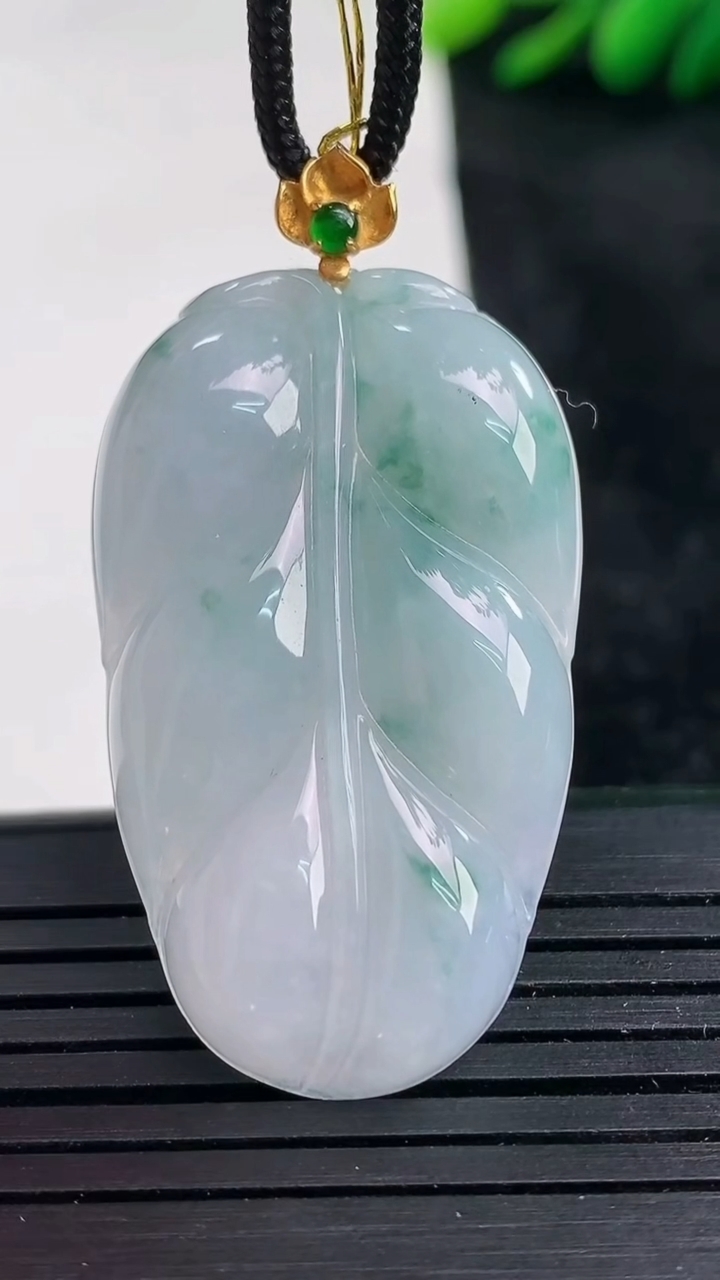 天然A货翡翠18K金紫罗兰飘花金枝玉叶 叶子吊坠尺寸38.6-22.9-5.8重量:9.47g
3月