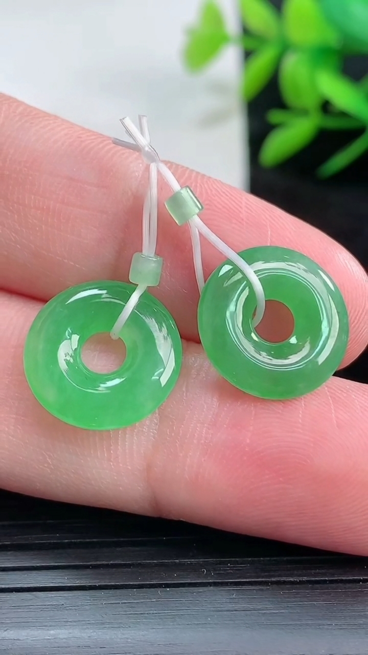 天然A货翡翠平安环吊坠一对尺寸14.2-2.6重量:2.27g
3月25日