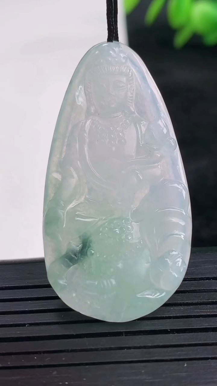 天然A货翡翠飘花普贤菩萨吊坠尺寸45.3-23.7-4.6重量:9.28g
3月25日