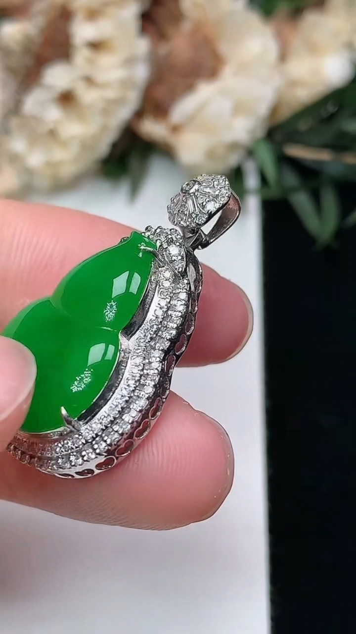 天然A货翡翠葫芦吊坠，尺寸29.4-17.8-8.2，裸石18.9-14.3，重量:4.42g
3月25日