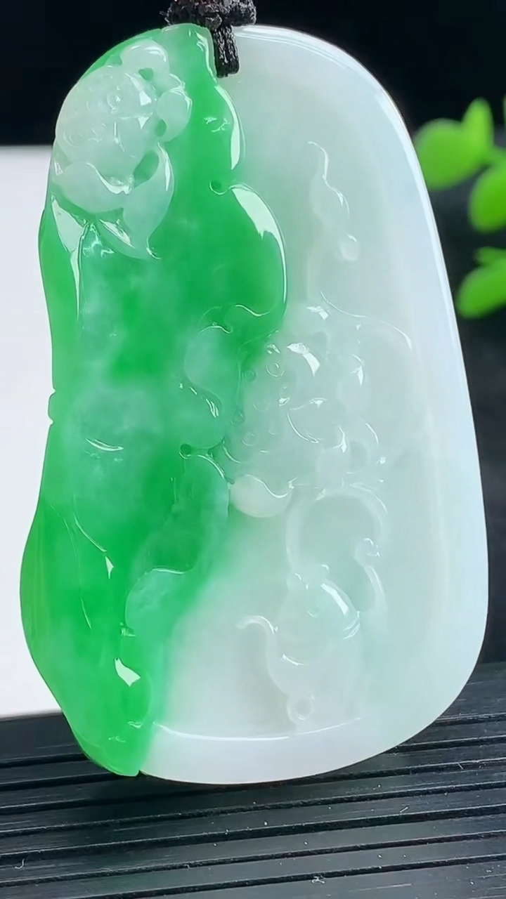 天然A货翡翠和和美美 荷花吊坠尺寸56.2-35.5-8.3重量:35.46g
3月25日