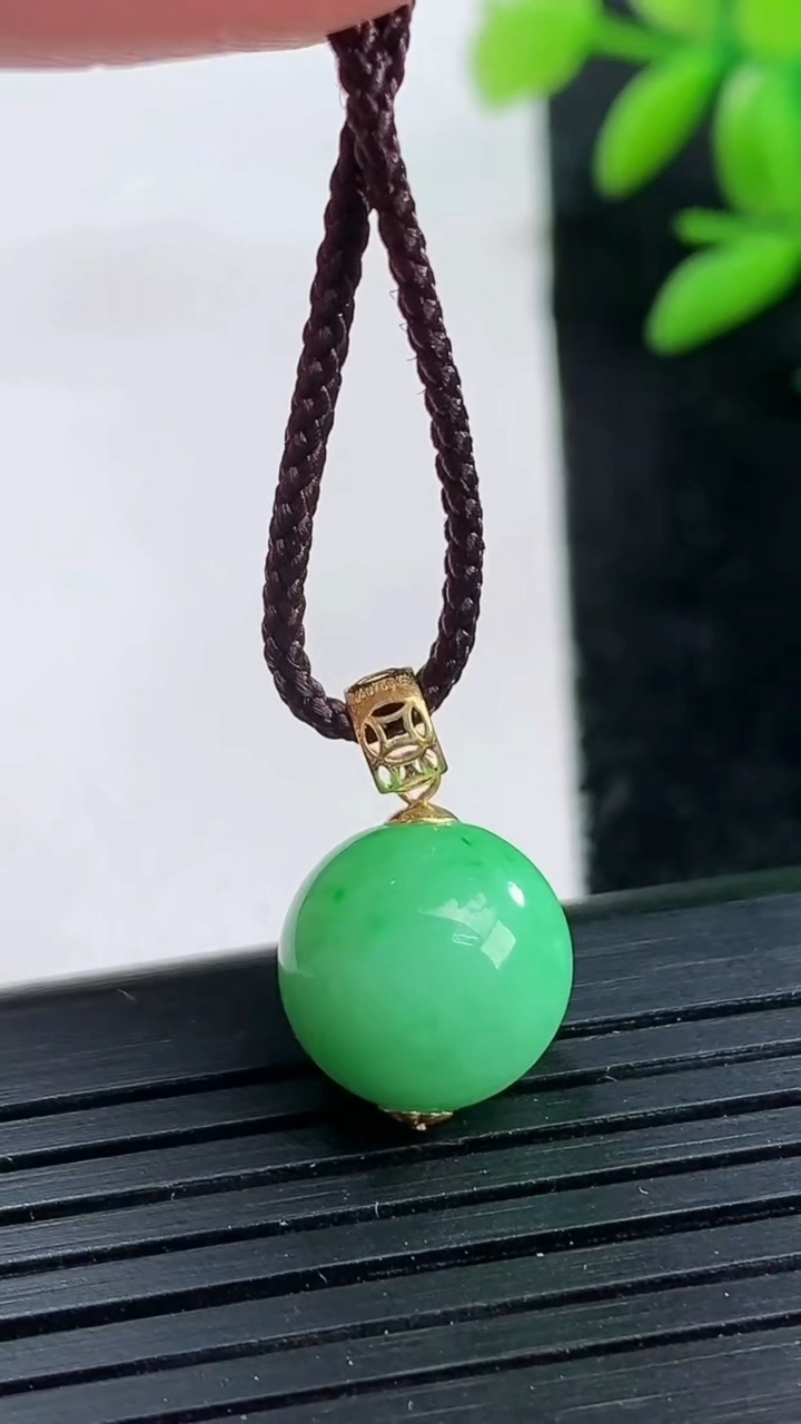 天然A货翡翠圆珠吊坠尺寸11.2重量:2.73g
3月25日