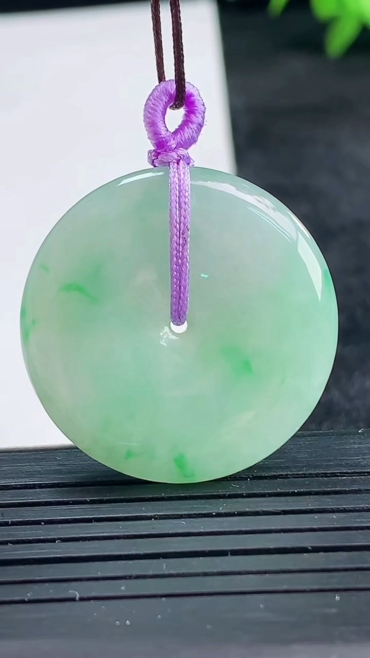 天然A货翡翠平安扣吊坠尺寸29.3-5重量:9.76g
3月25日