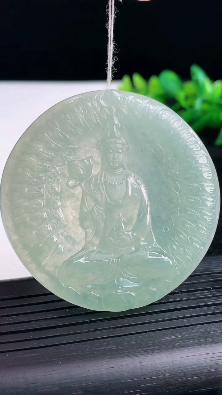 天然A货翡翠千手观音吊坠尺寸55.7-5重量:33.13g
3月25日