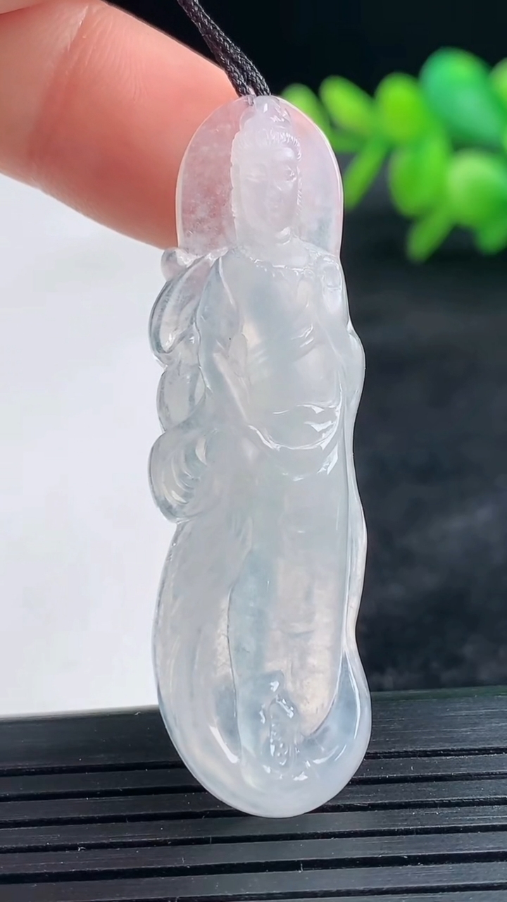 天然A货翡翠观音菩萨吊坠尺寸50.1-15.3-5.7重量:8.78g
3月25日