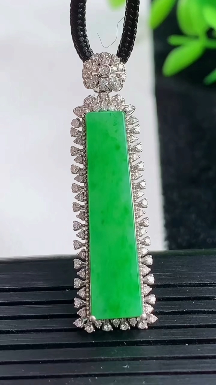 天然A货翡翠无事牌吊坠尺寸38.4-11.3-6.5裸石27.3-6.5重量:4.00g
3月25日