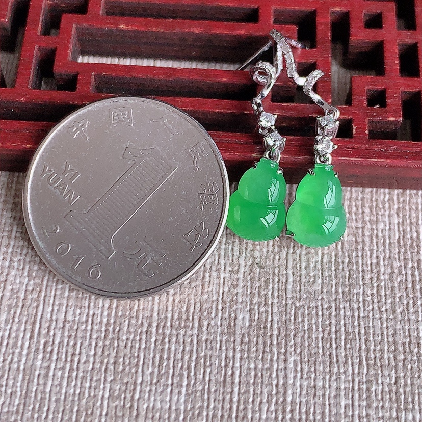 天然A货翡翠18K金伴钻镶嵌满绿葫芦耳坠 
尺寸10-6.8-5.2mm 重量3.00g 0324