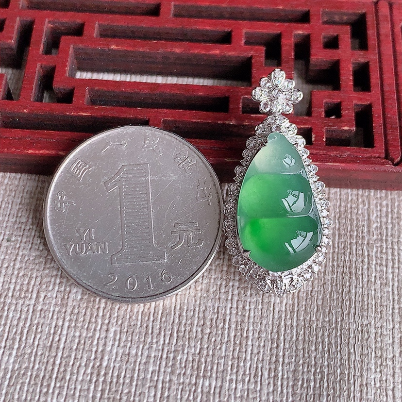 天然A货翡翠18K金伴钻镶嵌满绿四季豆福豆平安豆吊坠 
尺寸31-14.5-11.3裸石18-10.8mm 重量4.53g 0324