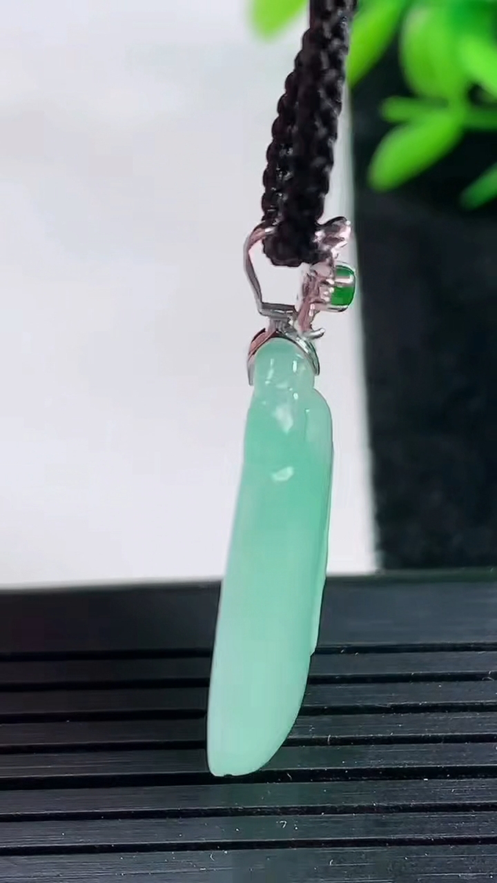 天然A货翡翠如意吊坠尺寸27.2-19.2-5.2重量:5.89g
3月25日