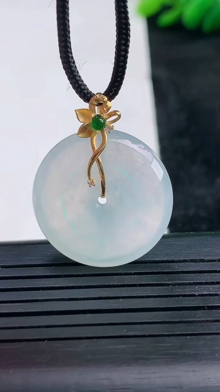 天然A货翡翠种白冰平安扣吊坠尺寸23.5-5.1重量:6.19g
3月25日