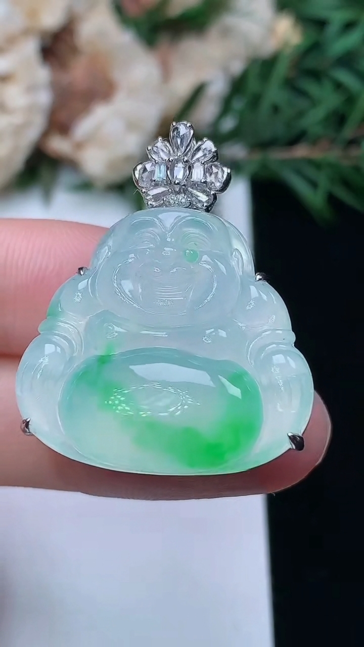 天然A货翡翠佛公吊坠，尺寸22.7-25.2-10.3，重量:9.41g
3月25日