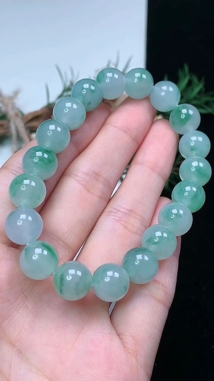 天然A货翡翠圆珠手串，尺寸10-19颗，重量:33.29g3月25日
工厂直销收藏佳品,种好水足，色泽均匀，有种有色，上手高大气！