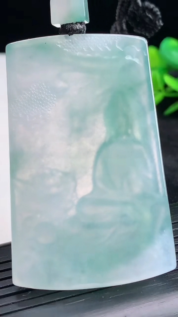 天然A货翡翠种飘花文殊菩萨吊坠尺寸58.2-37.8-5.4重量:35.32g
3月25日