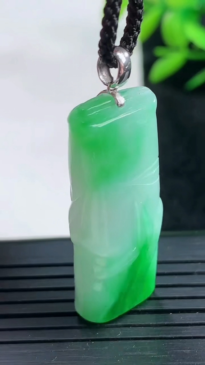 天然A货翡翠节节高升 竹节吊坠尺寸36.1-13-9重量:10.92g
3月25日