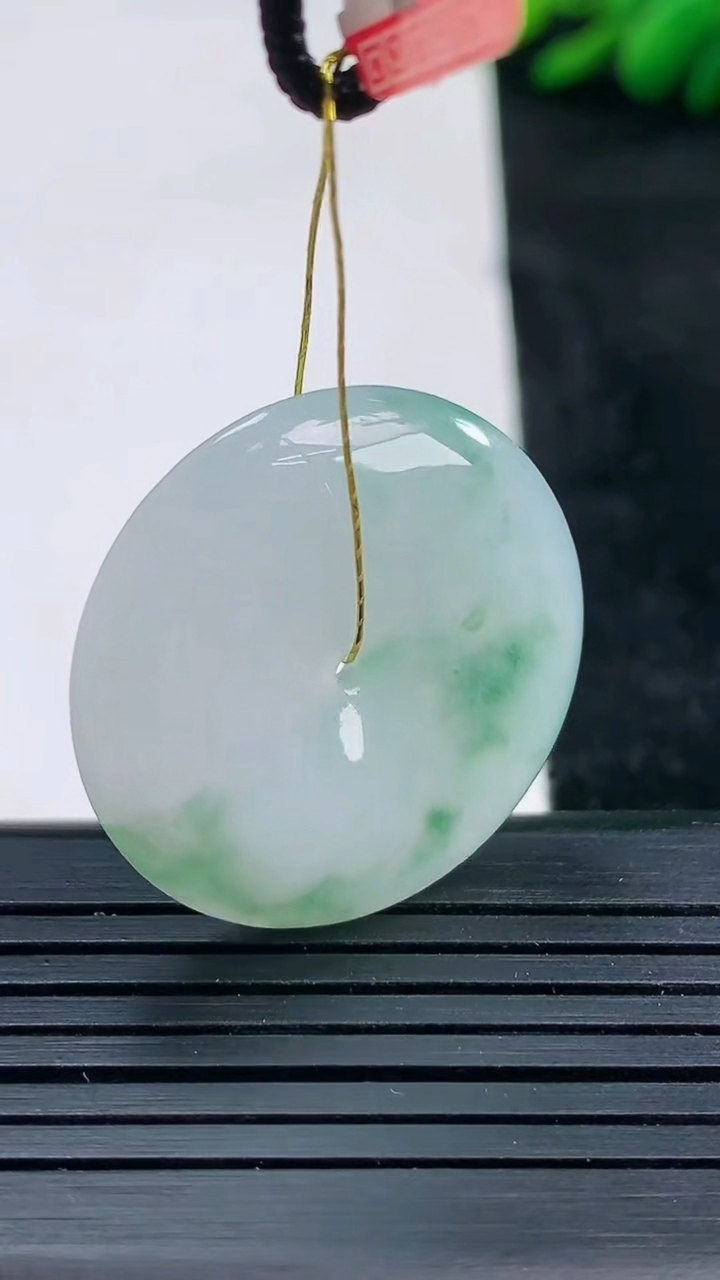 天然A货翡翠飘花平安扣吊坠尺寸27.8-5.9重量:10.00g
3月25日