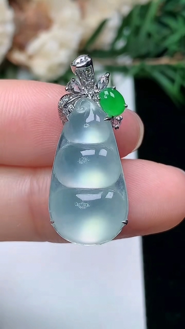 天然A货翡翠白冰福豆吊坠，尺寸21-11.6-7.8，重量:3.74g
3月25日