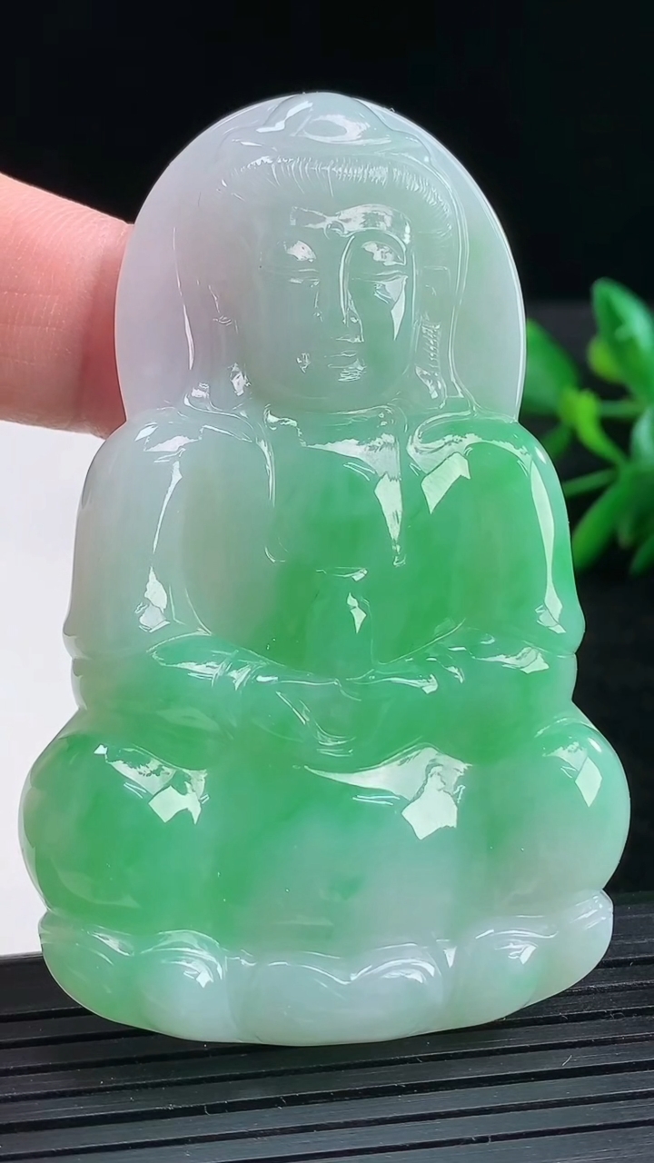 天然A货翡翠观音菩萨吊坠尺寸71.7-46.2-6.6重量:38.46g
3月25日