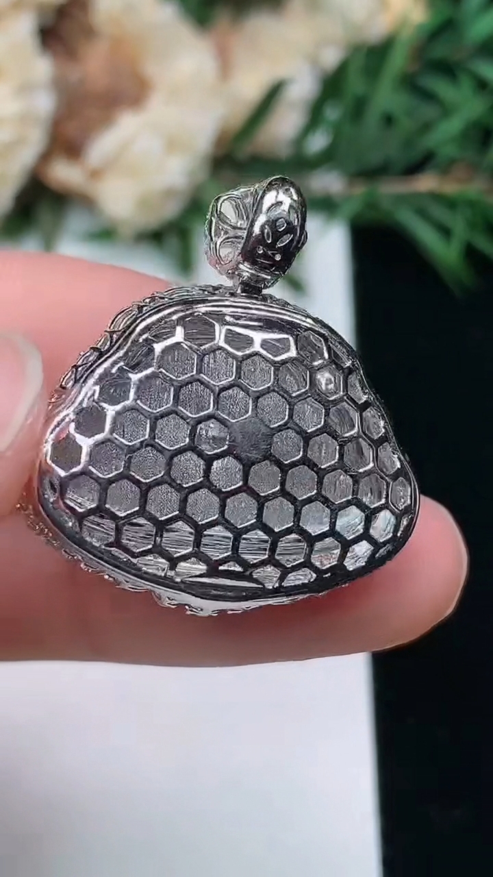 天然A货翡翠白冰佛公吊坠，尺寸26.2-25-11.2，裸石13.7-22.3，重量:6.26g
3月25日