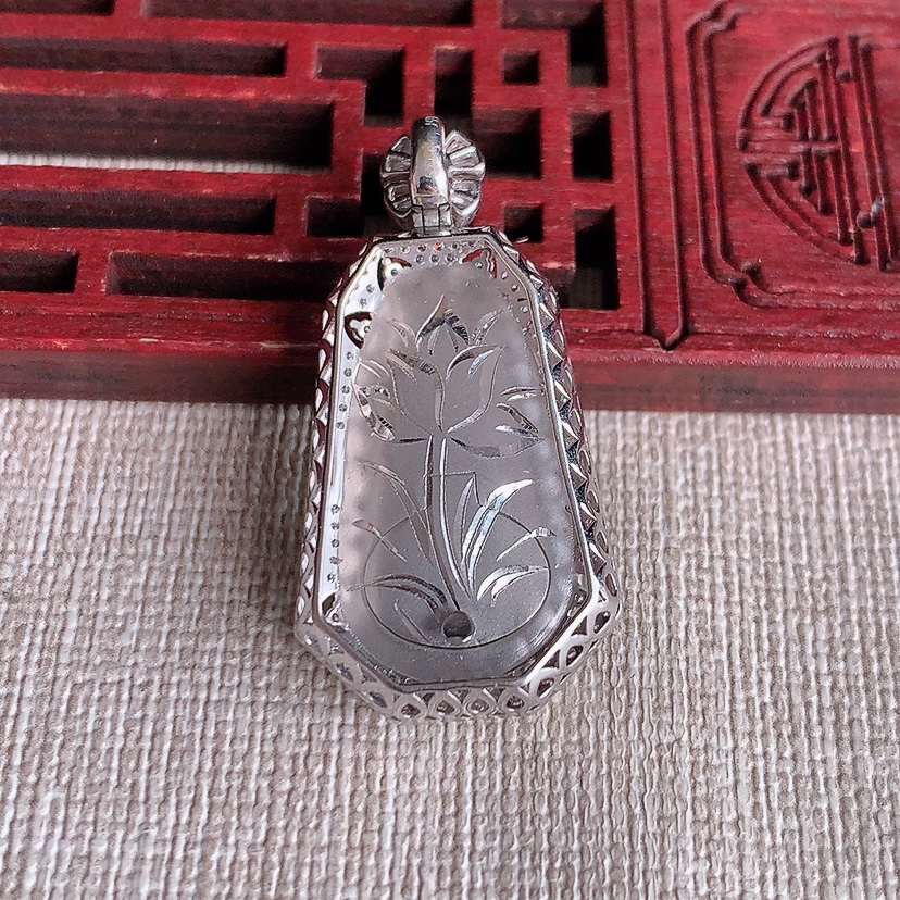 天然A货翡翠18K金伴钻镶嵌阳绿如意吊坠 
尺寸35.2-17.8-7.6裸石24.3-13.3mm