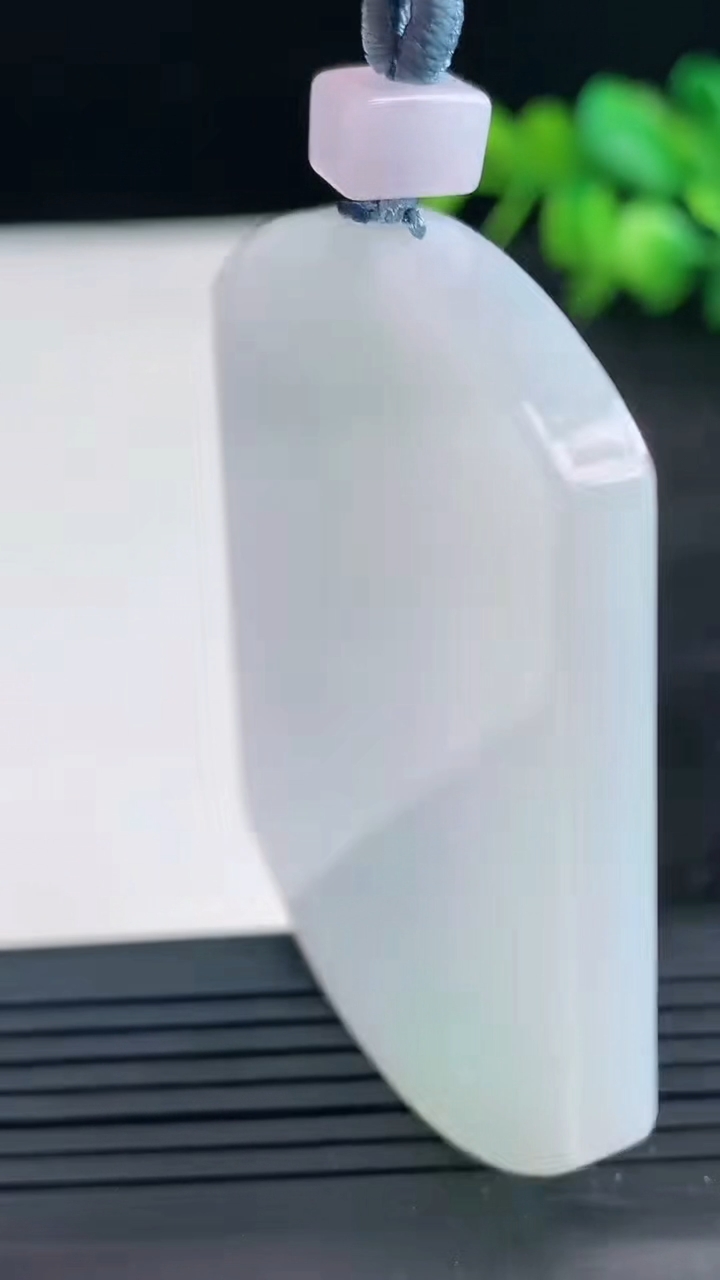 天然A货翡翠无事牌吊坠尺寸54.7-41.8-5.2重量:36.90g
3月25日