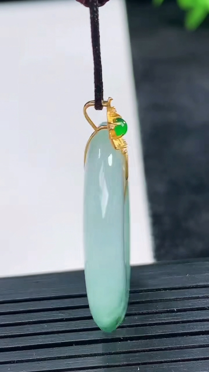 天然A货翡翠种飘花平安扣吊坠尺寸29.2-4.8重量:9.75g
3月25日