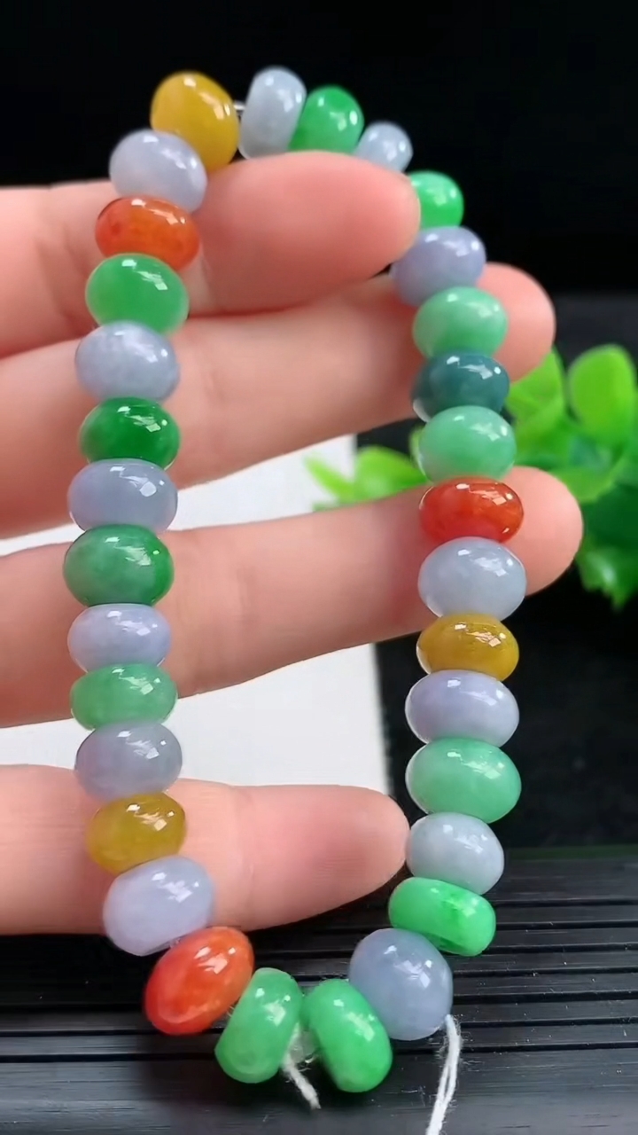 天然A货翡翠四彩算盘珠手串尺寸8.5-4.2重量:29.27g3月25日
工厂直销收藏佳品,种好水足，色泽均匀，有种有色，上手高大气！