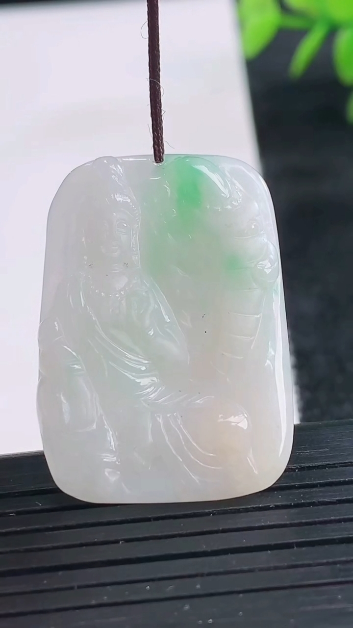 天然A货翡翠普贤菩萨吊坠尺寸33.9-23.5-4.4重量:8.04g
3月25日