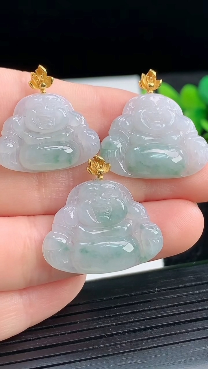 天然A货翡翠18K金飘花佛公吊坠三个尺寸18.8-23.8-3.8重量:8.51g
3月25日