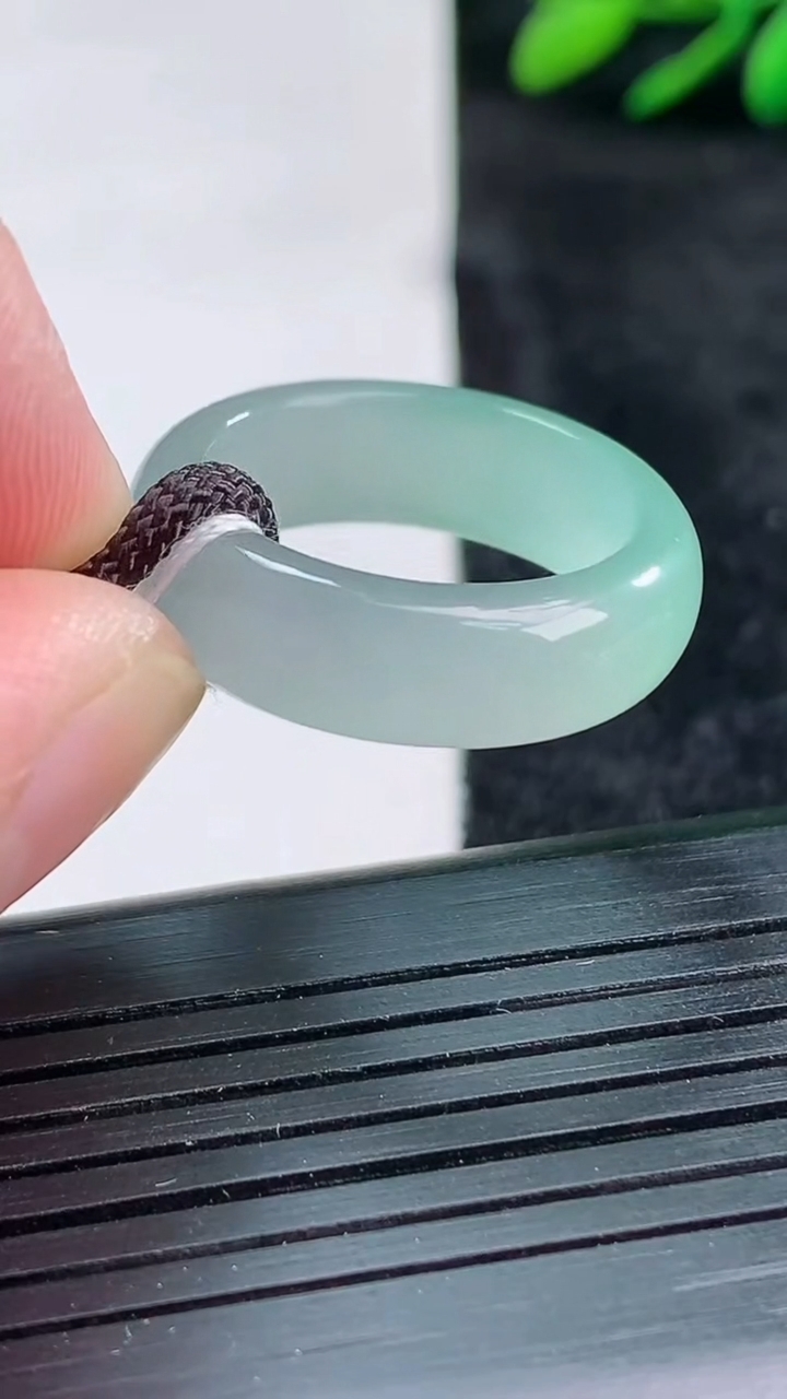 天然A货翡翠指环戒指尺寸17.6-6.7-3.8重量:4.94g2026年3月25日
工厂直销收藏佳品,种好水足，色泽均匀，有种有色，上手高大气！