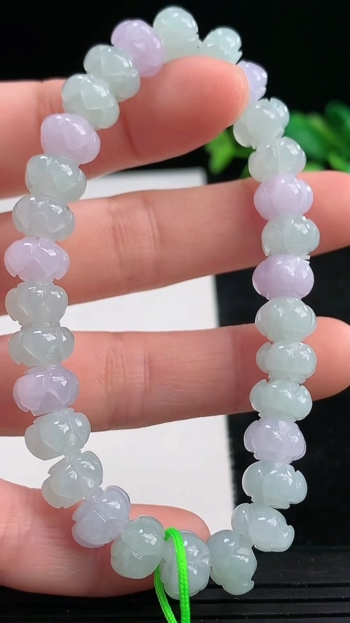 天然A货翡翠紫罗兰莲花手串尺寸8.5-5.9-30颗重量:22.26g3月25日
工厂直销收藏佳品,