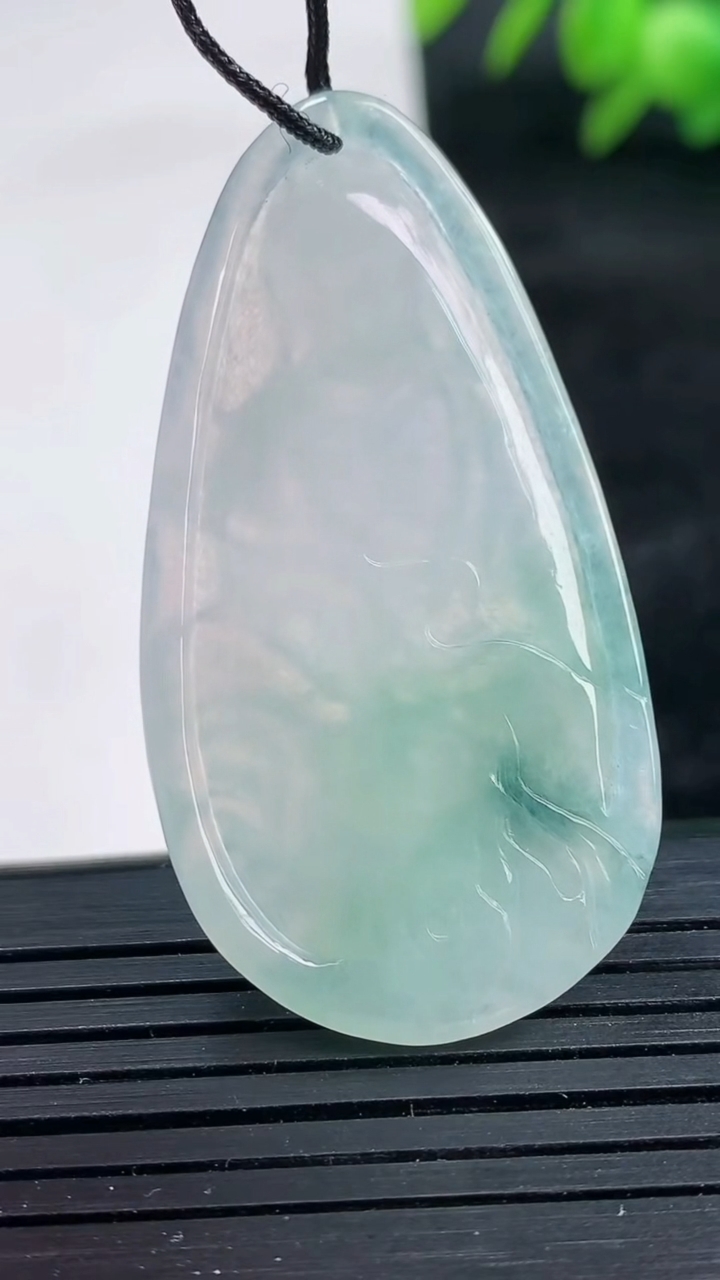 天然A货翡翠飘花普贤菩萨吊坠尺寸45.3-23.7-4.6重量:9.28g
3月25日