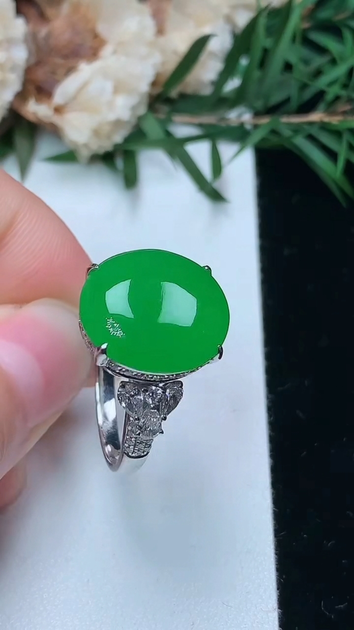 天然A货翡翠蛋面戒指，尺寸17.2-14.5-13，重量:6.00g
3月25日