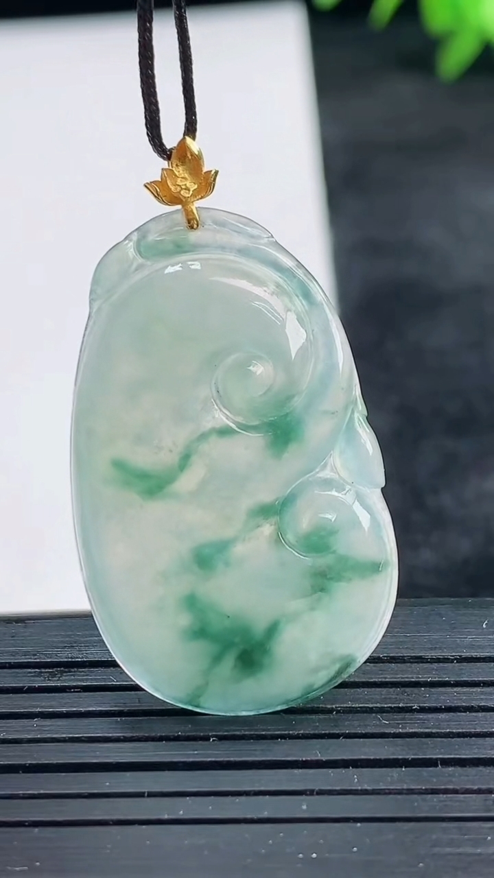 天然A货翡翠18K金飘花如意吊坠尺寸34.9-21.7-3.5重量:5.44g
3月25日