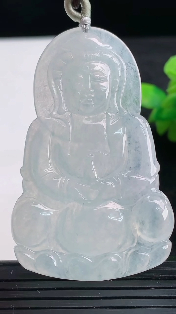 天然A货翡翠观音菩萨吊坠尺寸60.5-39.3-4.3重量:18.93g
3月25日