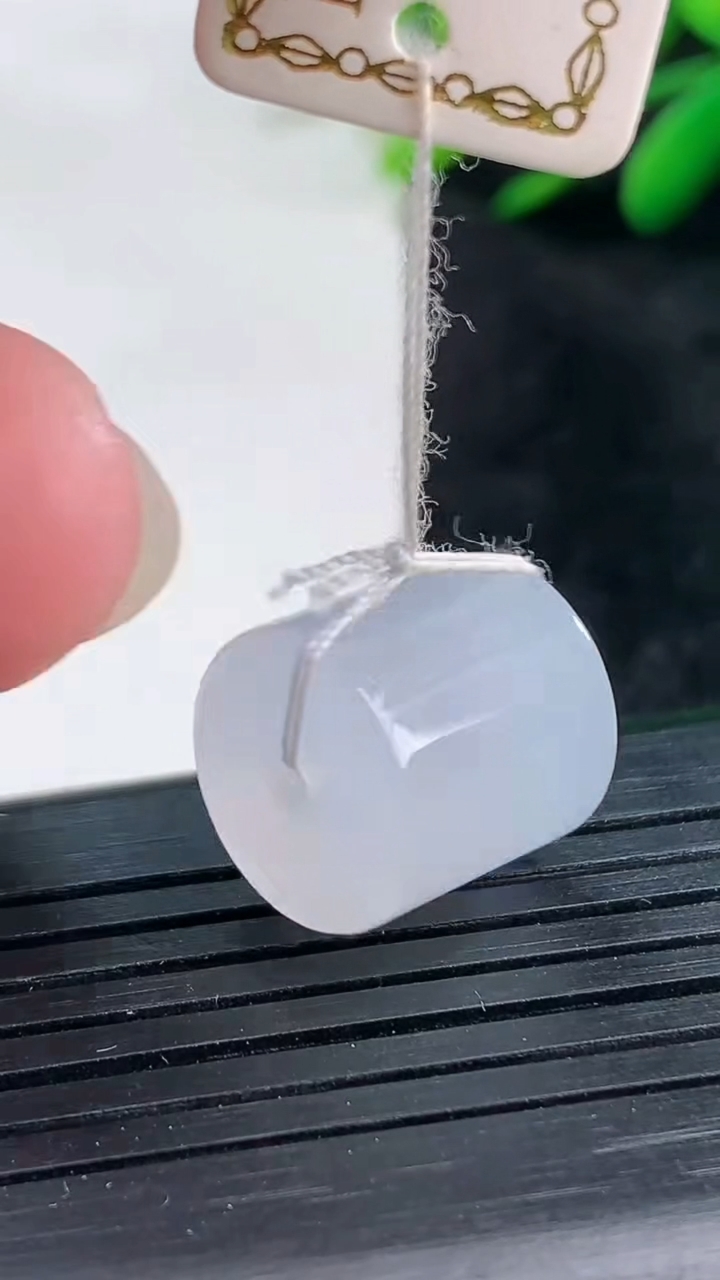 天然A货翡翠紫罗兰路路通吊坠尺寸13.1-13重量:6.14g
3月25日