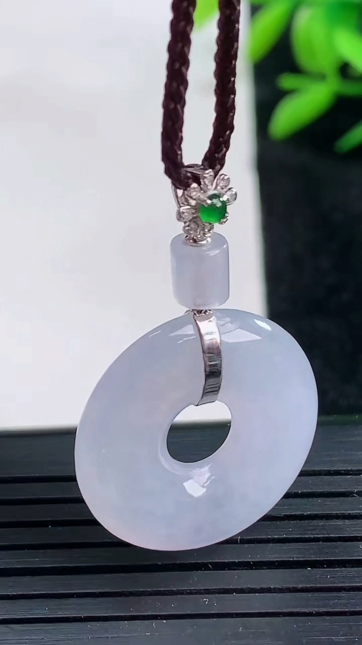 天然A货翡翠种紫罗兰平安环吊坠尺寸33.7-21.3-4.8重量:4.82g
3月25日