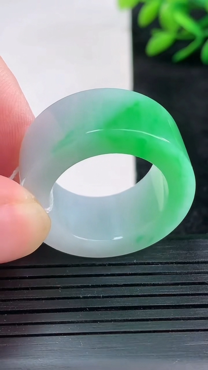 天然A货翡翠指环 扳指 戒指，尺寸21.4-12.5-4.8重量:11.42g2026年3月25日
工厂直销收藏佳品,种好水足，色泽均匀，有种有色，上手高大气！