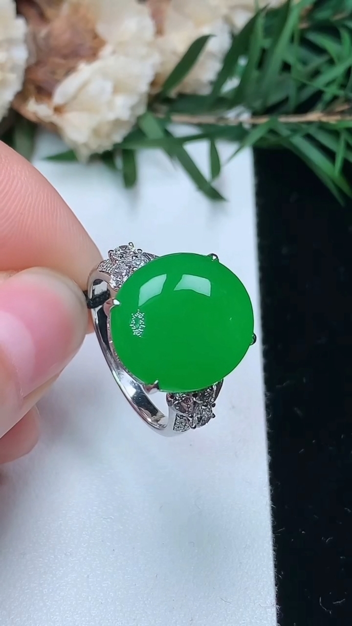 天然A货翡翠蛋面戒指，尺寸17.2-14.5-13，重量:6.00g
3月25日