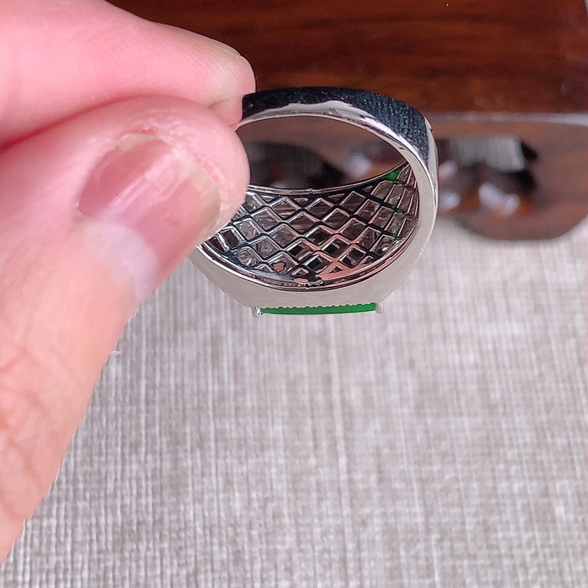 天然A货翡翠18K金伴钻镶嵌阳绿马鞍戒指 圈口17.7裸石
尺寸10.5-6.8mm 重量4.50g 0324