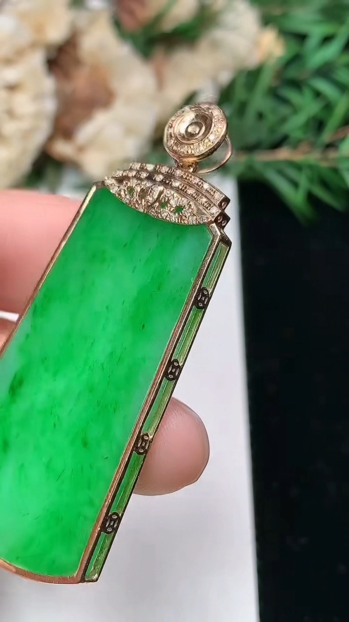 天然A货翡翠无事牌吊坠，尺寸38.5-22-3，重量:8.53g
3月25日