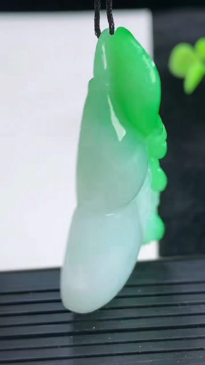 天然A货翡翠葫芦吊坠尺寸51.8-32.3-13.6重量:30.55g
3月25日
