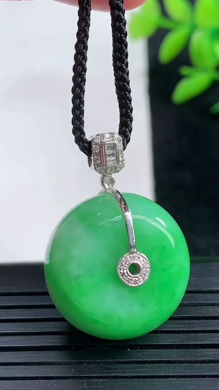 天然A货翡翠路路通吊坠尺寸20.7-13重量:13.42g
3月25日