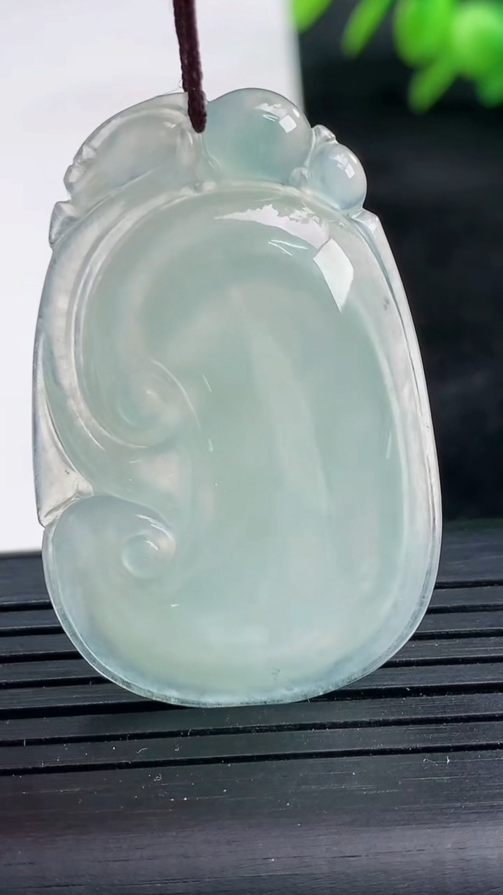 天然A货翡翠飘花如意吊坠尺寸41.2-26.4-5.5重量:10.09g
3月25日