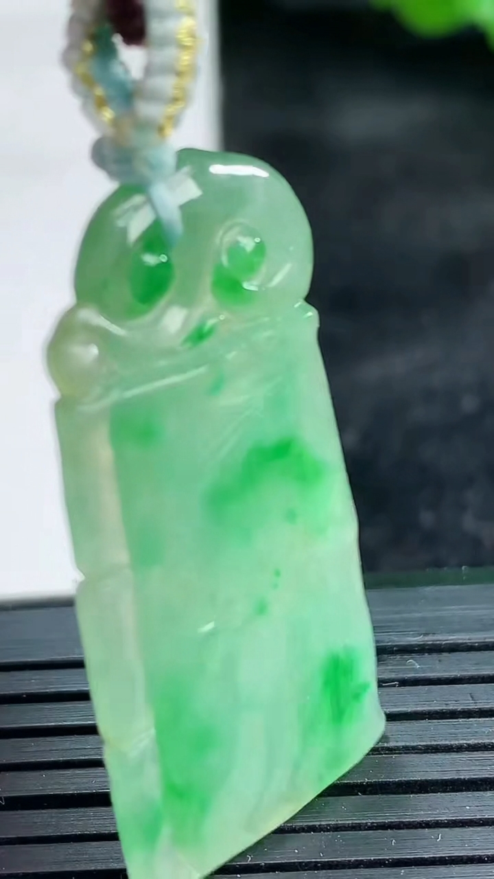 天然A货翡翠节节高升 竹节吊坠尺寸37.7-18.7-3.7重量:5.59g
3月25日