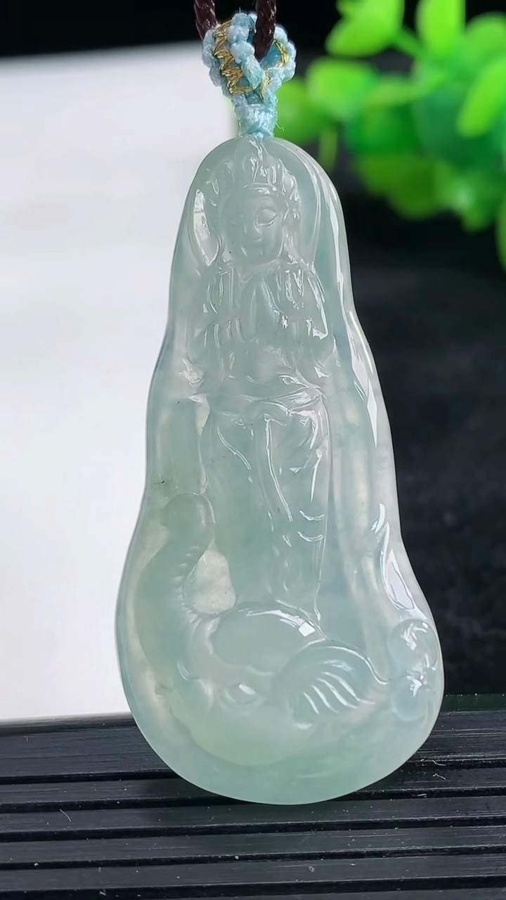 天然A货翡翠普贤菩萨吊坠尺寸59.7-24-5.4重量:11.62g
3月25日