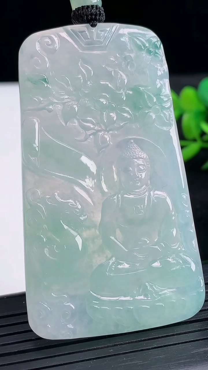 天然A货翡翠大日如来吊坠尺寸65.5-38.3-5.1重量:36.87g
3月25日